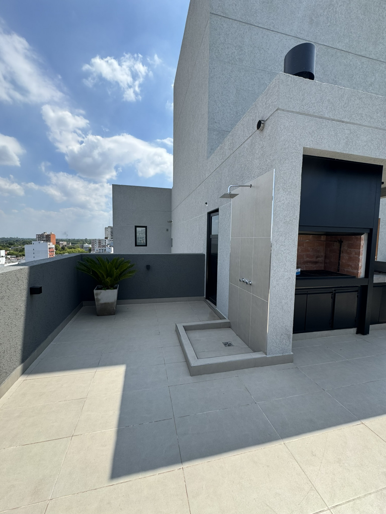 terraza tiene una mesa con sillas
